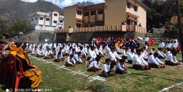 जोशीमठ : महिलाओं ने पुष्प वर्षा से किया स्वयंसेवियों का स्वागत