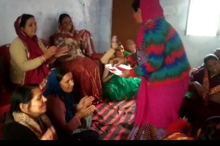 जोशीमठ डांडो वार्ड में महिलाओं ने होली गीतों के साथ एक दूसरे को लगाया गुलाल – पहाड़ रफ्तार