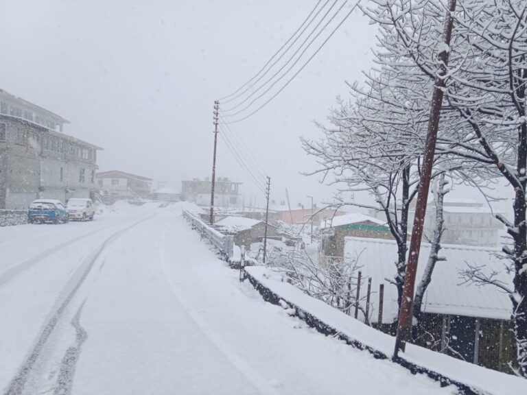 बदरीनाथ धाम में बर्फबारी व निचले इलाकों में बारिश ने बढ़ाई ठंडक