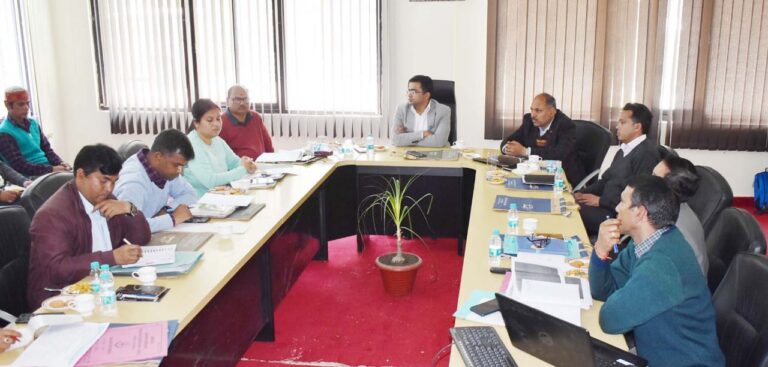 चमोली : जिलाधिकारी ने जडी बूटी उत्पादन और विपणन की सुविधाओं को लेकर ली बैठक