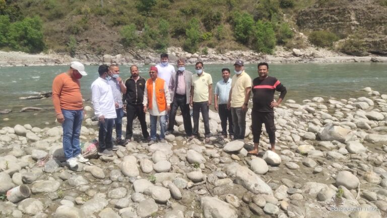 गौचर : भाजपा मंडल अध्यक्ष के नेतृत्व में अलकनंदा नदी किनारे चलाया वृहद स्वच्छता अभियान