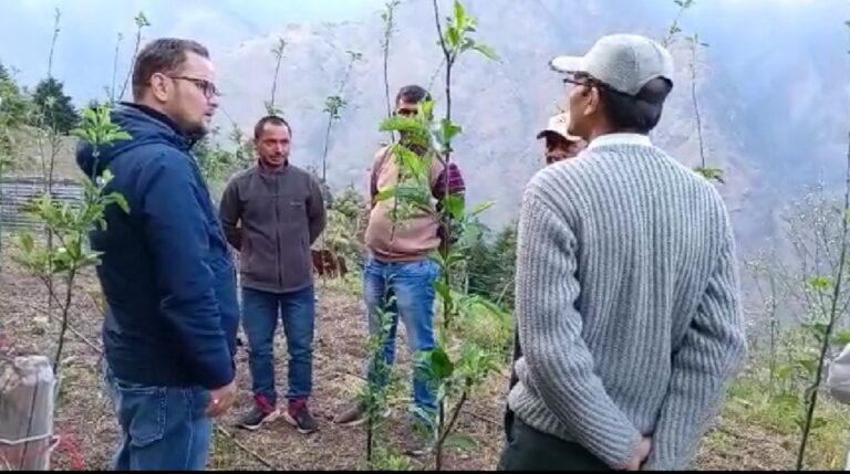 जोशीमठ : अपर निदेशक उद्यान डॉ रतन कुमार ने किया नए सेब बागानों का किया निरीक्षण