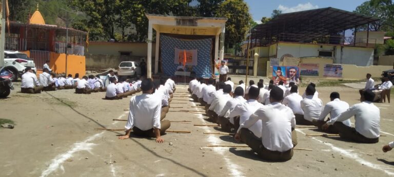 राष्ट्रीय स्वयं सेवक संघ ने चमोली में किया पथ संचलन