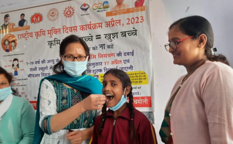 राष्ट्रीय कृमि दिवस पर बच्चों को खिलाया कृमि नाशक दवा