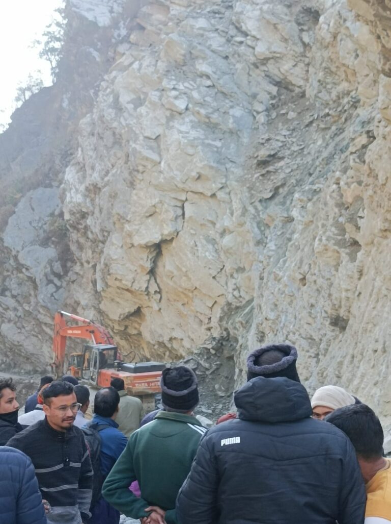 खबर का असर : बदरीनाथ हाईवे बिरही चाडा पर चट्टान टूटने से बंद, हाईवे खोलने कार्य जारी