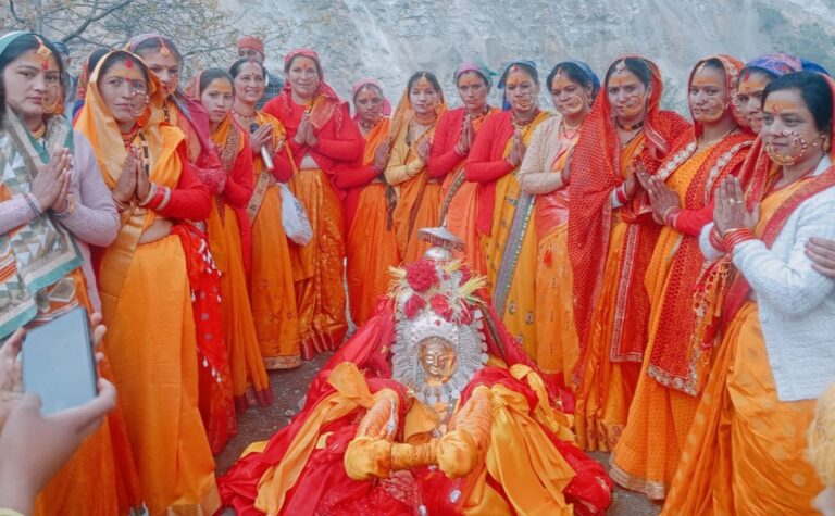 भीगी पलकों के साथ भगवती गौरी शिव के साथ कैलाश के लिए हुई विदा