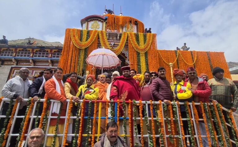 बदरीनाथ धाम के कपाटोत्सव को लेकर धाम को फूलों से भव्य सजाया गया