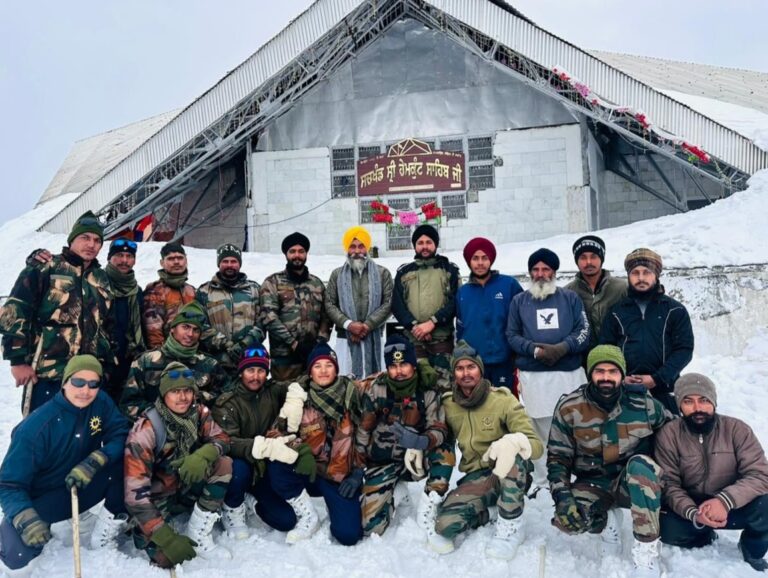 भारतीय सेना के जवान बर्फ काटकर पहुंची हेमकुंड साहिब