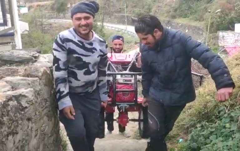 जोशीमठ : सीमांत की कृषि में क्रांति ला रहा पावर वीडर मशीन