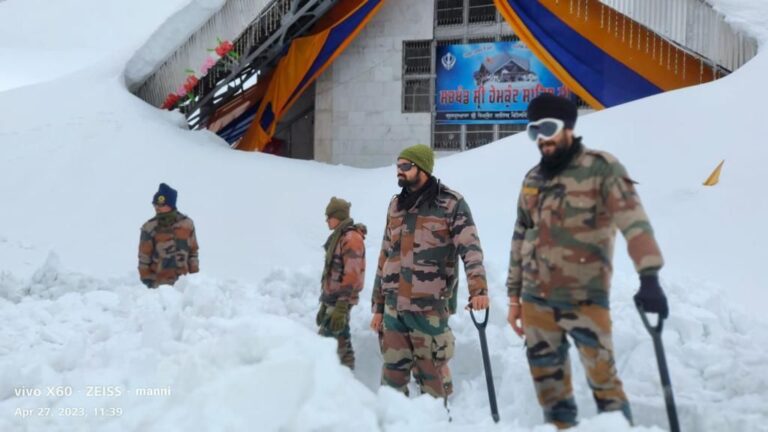 बदरीनाथ और हेमकुंड साहिब में बर्फबारी तो निचले इलाकों में बारिश ने बढ़ाई ठिठुरन