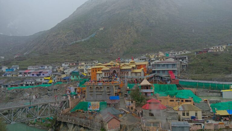 मौसम : बदरीनाथ धाम में फिर हुई बर्फबारी शुरू, बावजूद श्रद्धालुओं में भारी उत्साह