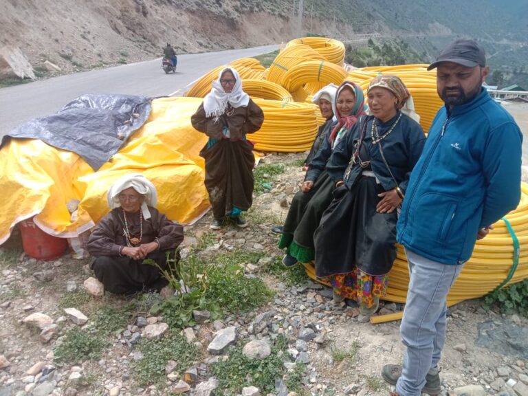 सरकार हमारी भी सुनो : चीन सीमा पर नहीं बना वैली ब्रिज, मशीन के इंतजार में प्रवासियों की पथराई आंखें,  ग्रामीण रतजगा को मजबूर