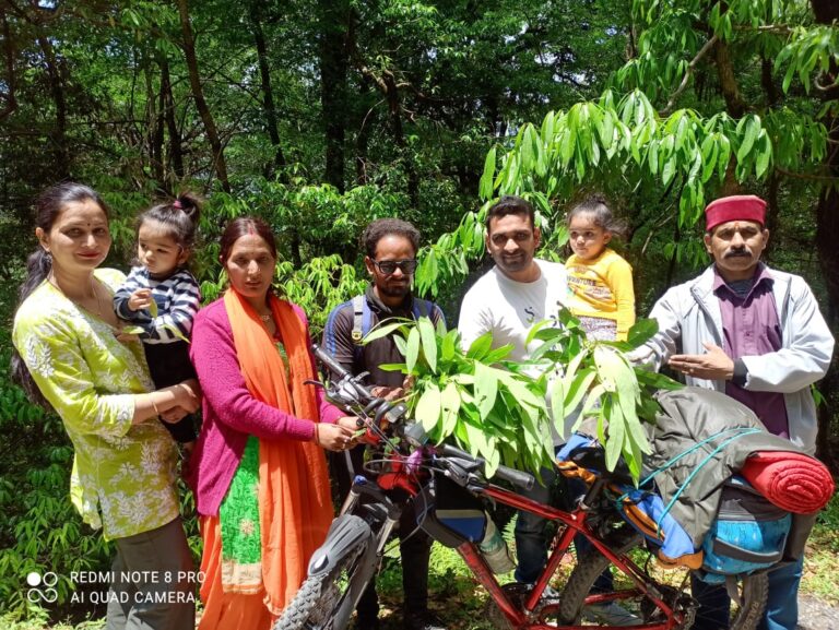 पर्यावरण संरक्षण का संदेश देने साइकिल से निकला राजस्थान का सुमित, ग्रामीणों ने किया भव्य स्वागत