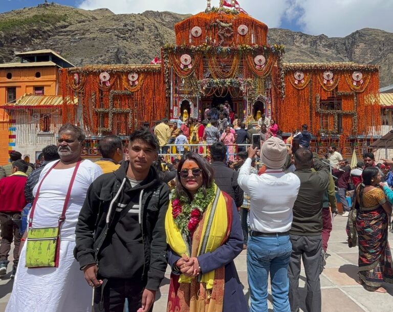 लोक गायिका हेमा नेगी करासी ने किए बदरी विशाल के दर्शन