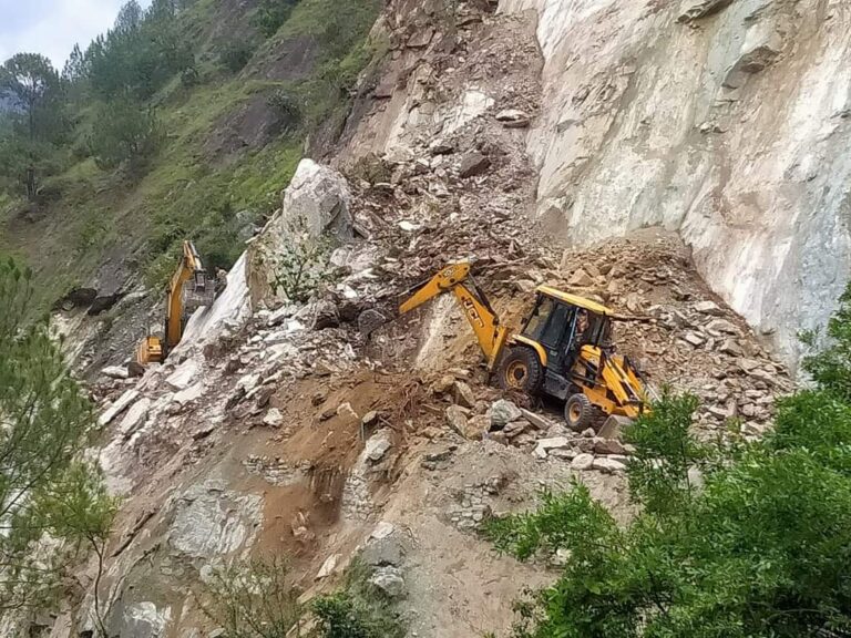 चमोली : पहाड़ी से मलबा आने से नंदानगर मोटर मार्ग हुआ बंद, खोलने के प्रयास जारी