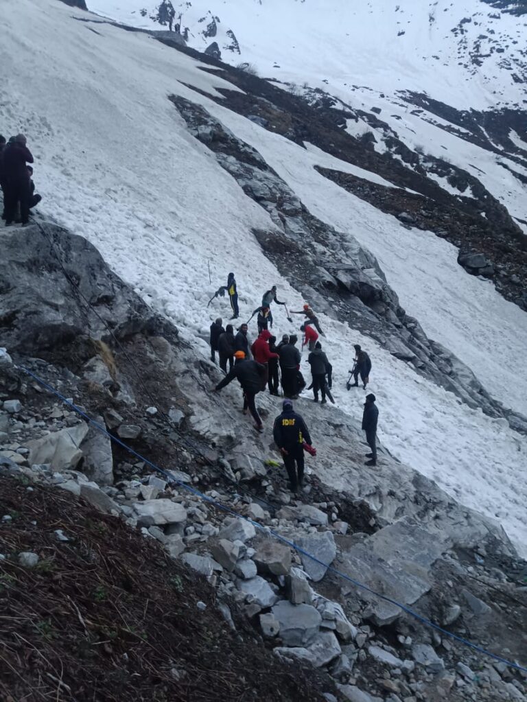 हेमकुंड साहिब में ग्लेशियर खिसकने से एक तीर्थयात्री लापता, चार को सुरक्षित निकाला गया