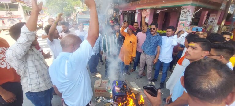 गौचर :  विश्व हिंदू परिषद व बंजरग ने नाबालिग लड़की मामले में निकाली जागरूकता रैली, पुलिस ने दोनों आरोपित को किया गिरफ्तार