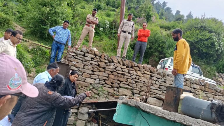 जोशीमठ व पोखरी में अतिक्रमण के खिलाफ कार्रवाई शुरू, अब जिले में बड़े अतिक्रमणकारियों पर भी कार्रवाई की आस