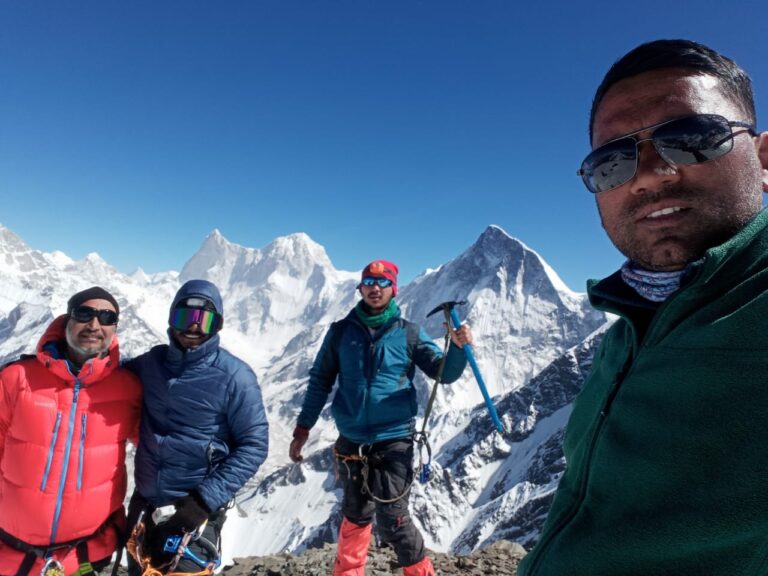 पर्वतारोही सोबन सिंह के नेतृत्व में छह सदस्यीय दल ने माउंट गरुड़ पीक पर फहराया तिरंगा