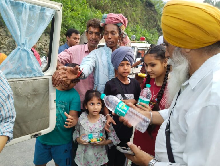 बदरीनाथ हाईवे छिनका में बंद होने पर प्रशासन ने तीर्थयात्रियों को बिस्किट व पानी की व्यवस्था की, हाईवे खोलने का कार्य जारी