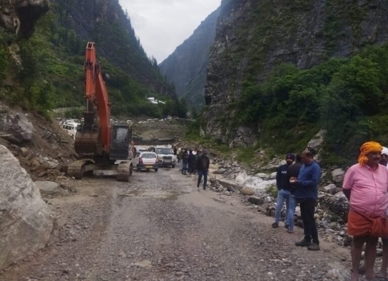 भारी बारिश से बदरीनाथ हाईवे कंचन गंगा में हुआ बाधित, अब हुआ सुचारू