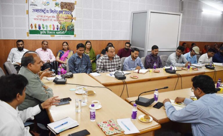 गोपेश्वर: विकास भवन में आत्मा योजनान्तर्गत कृषि वैज्ञानिकों ने कृषकों से किया संवाद