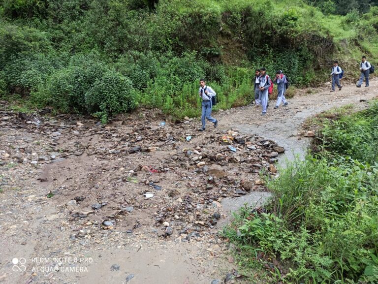 ऊखीमठ : लोनिवि की लापरवाही से जानलेवा बना किमाणा मोटर मार्ग