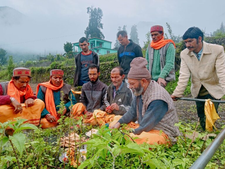 आस्था : भारी वर्षा व अतिवृष्टि को रोकने के लिए ग्रामीण ने ली देवता की शरण, होमकुंड में किया यज्ञ