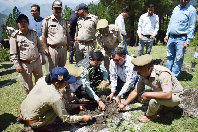 जिलाधिकारी हिमांशु खुराना ने हरेला पर्व पर पौधरोपण कर पर्यावरण संरक्षण का दिया संदेश