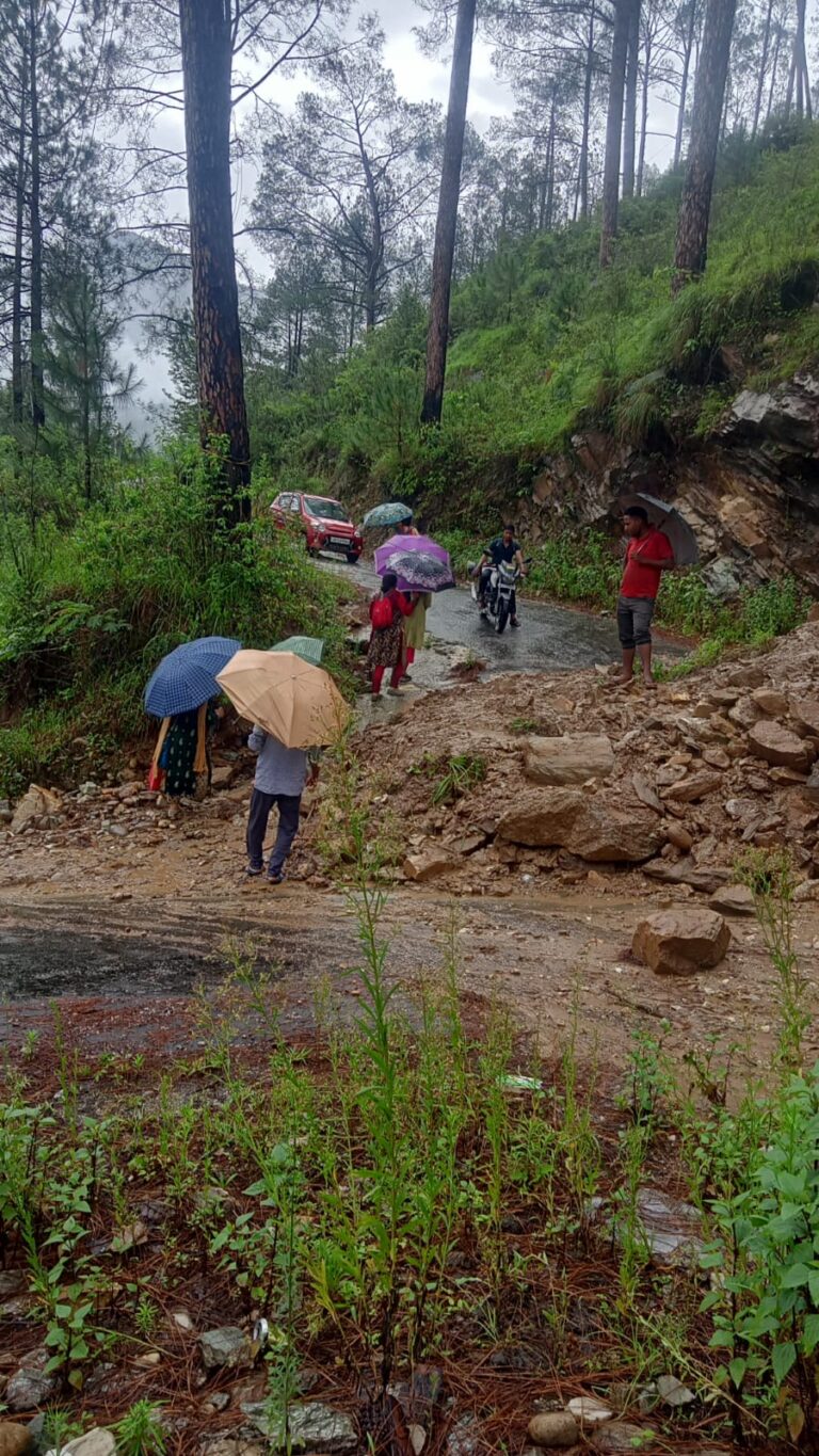 चमोली : भूस्खलन होने से कुहेड – मैठाणा पलेटी मोटर मार्ग बंद, आवश्यक गैस आपूर्ति हुआ ठप