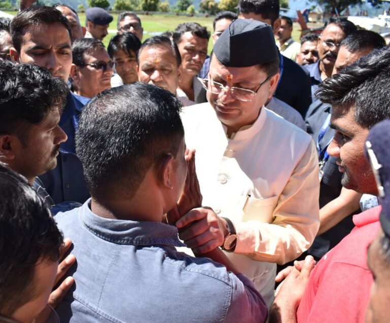 गोपेश्वर : चमोली हादसे में हताहत लोगों के परिजनों से मिलकर भावुक हुए सीएम धामी