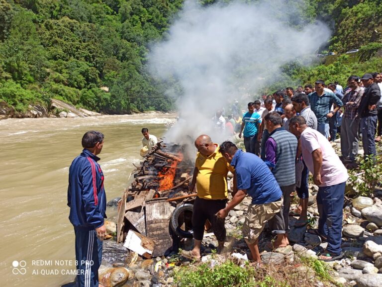 ऊखीमठ : पुलिस उपनिरीक्षक प्रदीप रातव को सैन्य सम्मान के साथ नमः आंखों से दी अंतिम विदाई