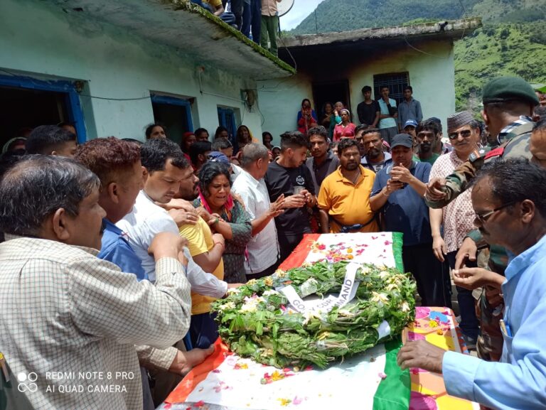 ऊखीमठ : सैनिक को सैन्य सम्मान के साथ नम आंखों से दी अंतिम विदाई