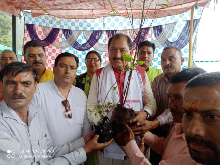 ऊखीमठ : बाबा केदारनाथ दास सेवा मण्डल द्वारा विभिन्न प्रजातियों के पौधों का किया रोपण