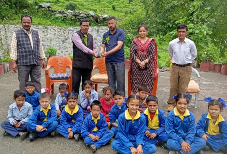 वृक्षारोपण कर छात्रों के साथ मनाया जन्मदिवस