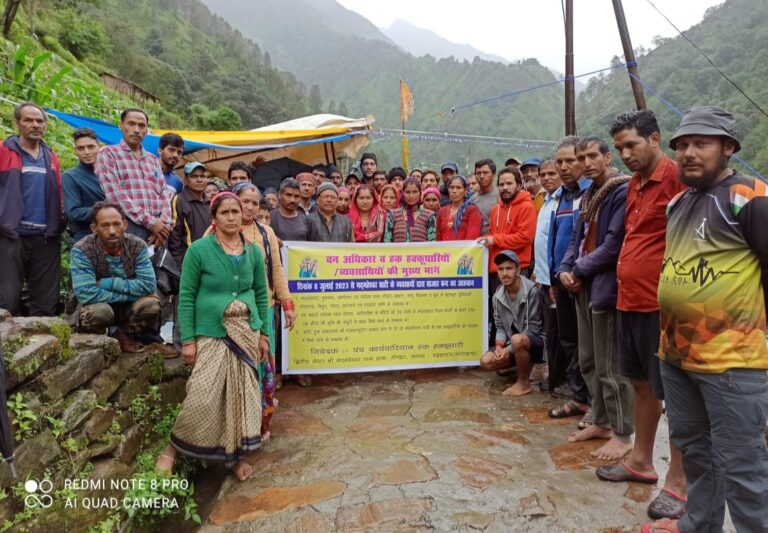 मद्महेश्वर घाटी में पांच सूत्रीय मांगों को लेकर ग्रामीणों का धरना दूसरे दिन भी जारी, तीर्थयात्रियों ने भी दिया अपना समर्थन