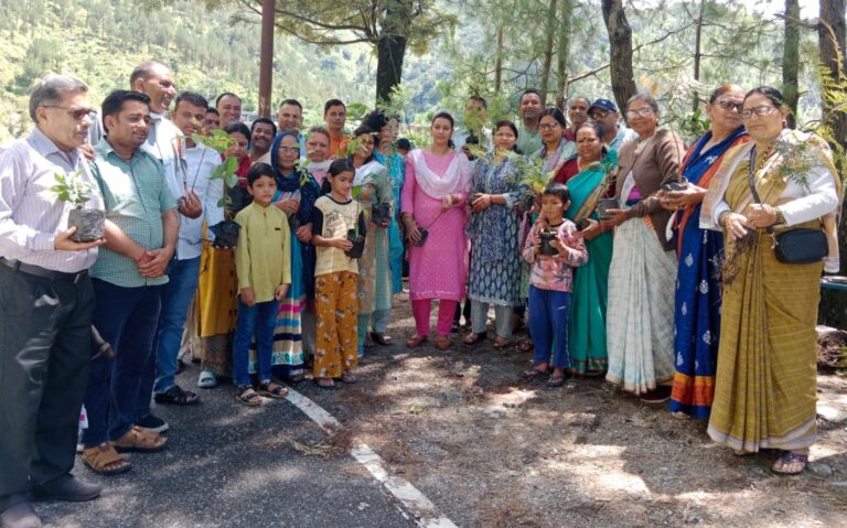 गोपेश्वर : हरेला पर्व पर संकल्प अभियान के तहत पौधरोपण कर संरक्षण का लिया संकल्प