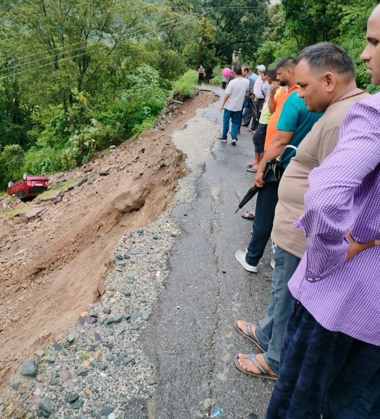 ब्रेकिंग न्यूज़ : भारी वर्षा से गौचर के कई घरों में पानी भर गया, सड़क टूटने से खडे वाहन खेतों में गिरे