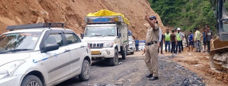 ब्रेकिंग न्यूज़ : बदरीनाथ हाईवे पांचवें दिन में कमेडा में आवाजाही के लिए खुला