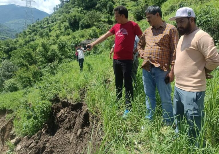 पीपलकोटी : विधायक राजेंद्र भंडारी ने आपदा प्रभावित मठ गांव का किया निरीक्षण, टीएचडीसी को भूधंसाव के स्थाई ट्रीटमेंट के दिए आदेश