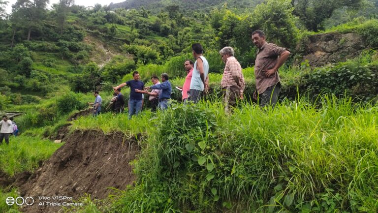 पीपलकोटी : टीएचडीसी के उच्चाधिकारियों ने किया भूधंसाव मठ गांव का निरीक्षण