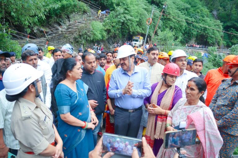 आपदा सचिव डॉ. रंजीत सिन्हा व गढ़वाल आयुक्त ने किया आपदा प्रभावित गौरीकुंड का स्थलीय निरीक्षण