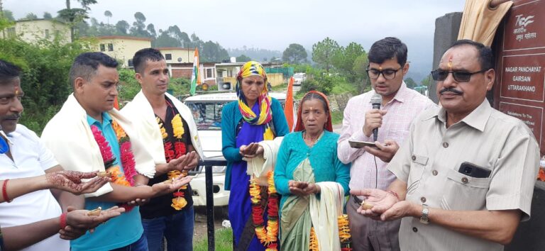 गैरसैंण : बलिदानियों को श्रद्धासुमन अर्पित कर किया याद, स्वजनों को किया सम्मानित