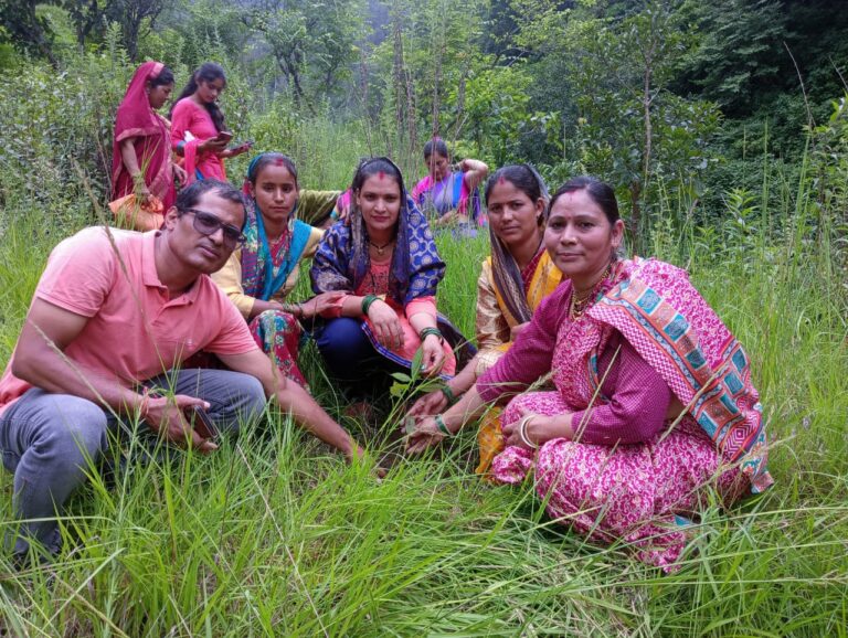 नंदप्रयाग : मेरी माटी मेरा देश अभियान पर बलिदानियों को याद कर किया पौधरोपण