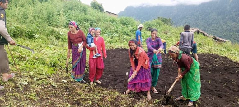 सराहनीय : तीर्थयात्रियों को संकट में देखे गौण्डार गांव की महिलाओं ने अपने सभी काम छोड़कर हेलीपैड बनाने में जुट गए