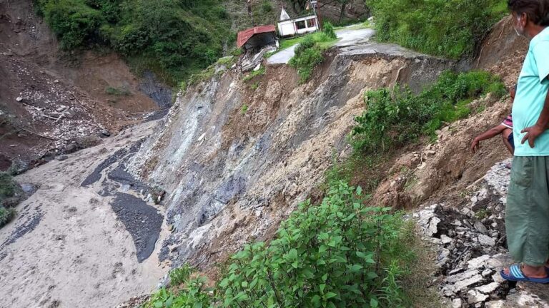 पीपलकोटी : किरूली गांव में आपदा ने गांव का नक्शा ही बदल दिया, हर तरफ तबाही का मंजर, चार दिनों से अंधेरे में डूबा गांव, पेयजल आपूर्ति ठप, जन जीवन अस्त-व्यस्त