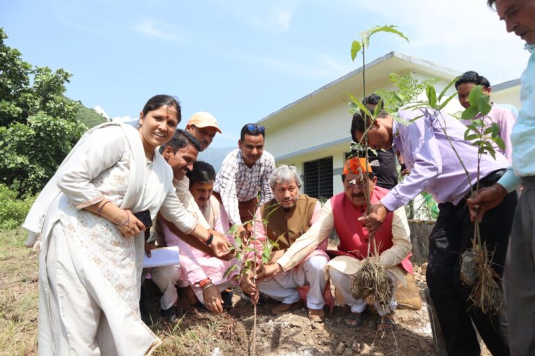 ऊखीमठ : सांसद तीरथ सिंह रावत ने मेरी माटी मेरा देश कार्यक्रम में बलिदानियों के स्वजनों को किया सम्मानित