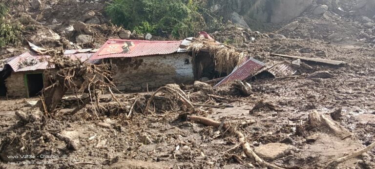 चमोली : आपदा से कोंजपोथनी व काणा गांव में भारी तबाही, नौ परिवारों ने ली दूसरे घरों में शरण, दर्जनों मवेशियां दबी,  जिला मुख्यालय से 20 किमी दूरी पर प्रभावित गांव का प्रशासन ने चार दिन बाद भी नहीं ली सुध, खाद्यान्न संकट पैदा!