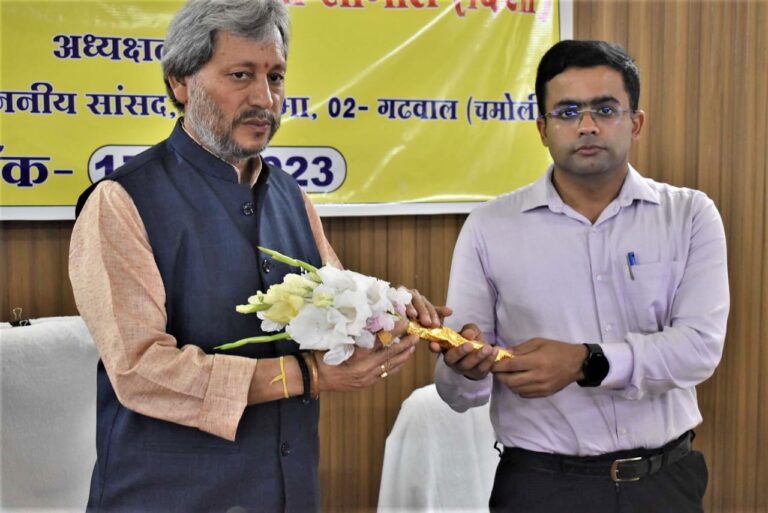 आपदा प्रभावित क्षेत्रों में जल्द ही सड़क सुविधाएं बहाल किए जाएं और मूलभूत सुविधाएं उपलब्ध कराएं : सांसद तीरथ रावत