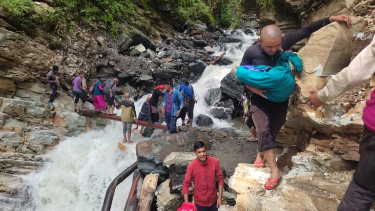 चमोली : ग्रामीणों ने जान हथेली पर रखकर मां और नवजात को सुरक्षित पहुंचाया घर